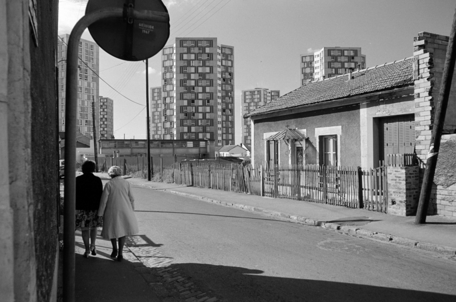 Franciaország, Nanterre, a Champs aux Melles negyed toronyházai a Rue des Fontenelles felől., 1974, Vészi Ágnes, lakótelep, nő, utca, Fortepan #136695