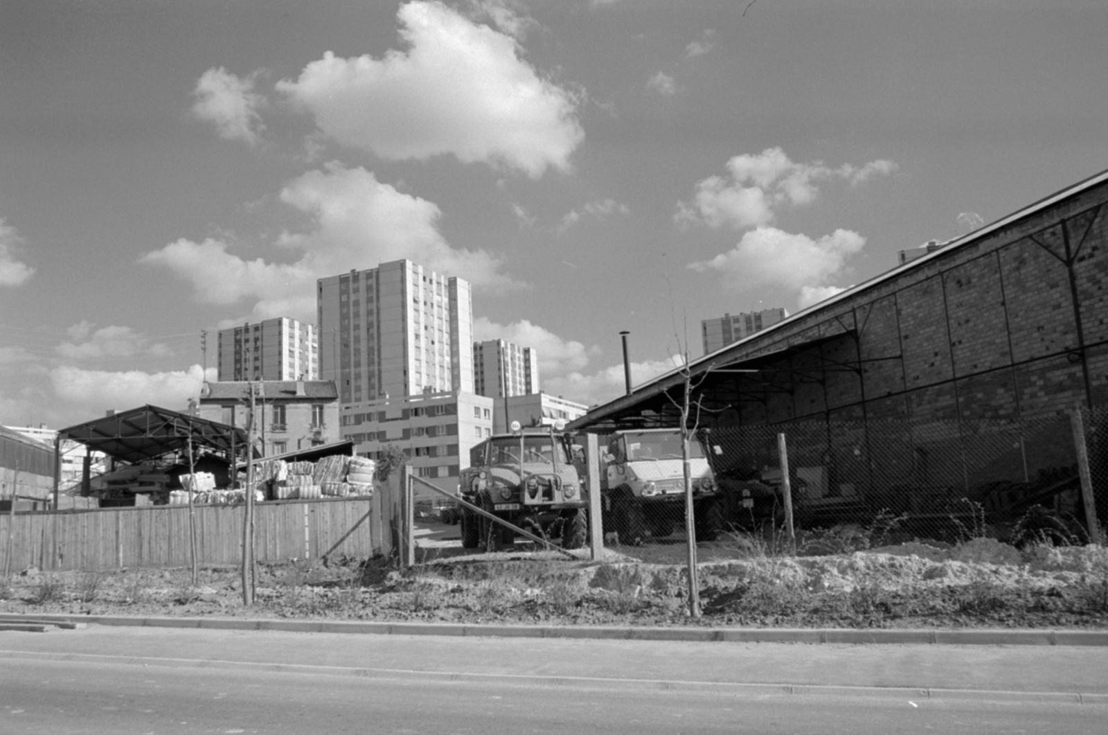 Franciaország, Nanterre, Rue Horace Vernet, a távolban a Rue des Fontenelles toronyházai., 1974, Vészi Ágnes, Mercedes-márka, Mercedes Unimog, Fortepan #136697