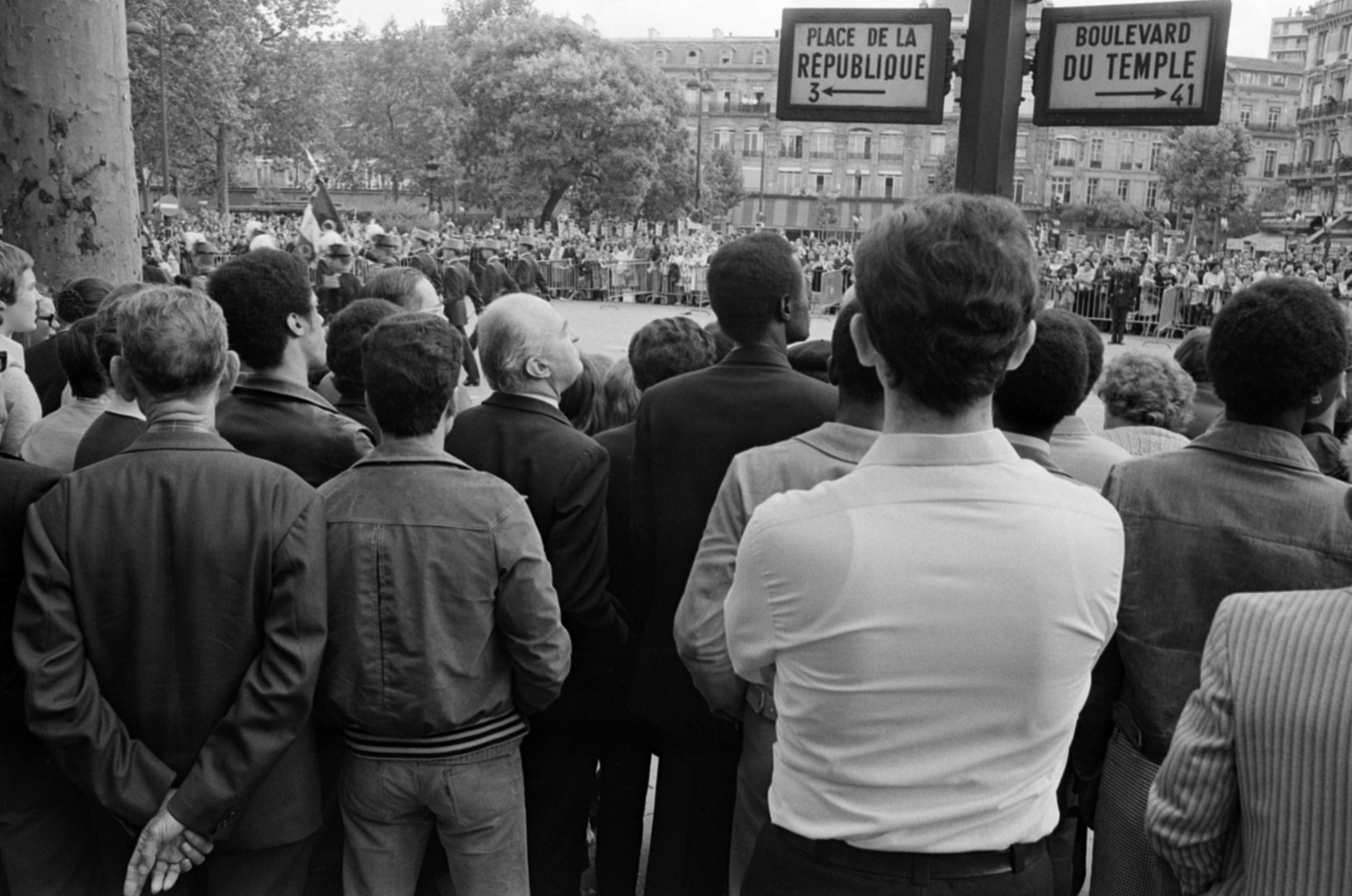 Franciaország, Párizs, Place de la République, jobbra a Boulevard du Temple., 1977, Vészi Ágnes, barikád, utcanévtábla, hátratett kéz, háttal, Fortepan #136700