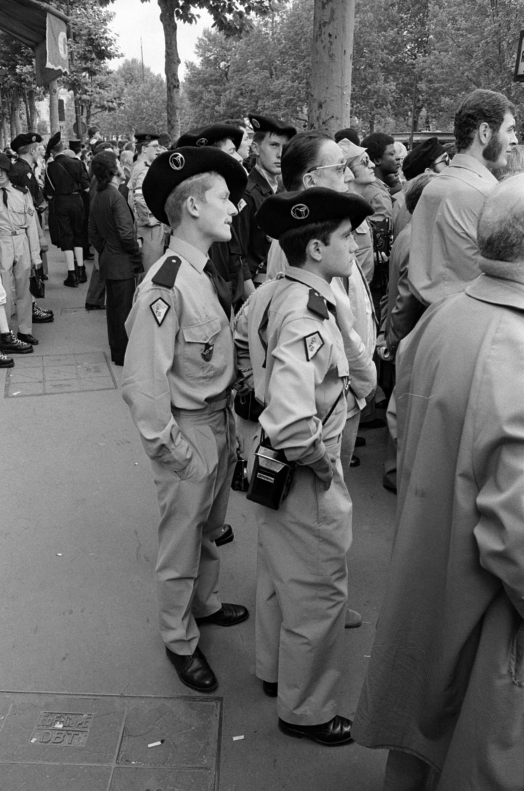 France, Paris, Place de la République, 1977, Vészi Ágnes, beret, hands in pockets, Fortepan #136702