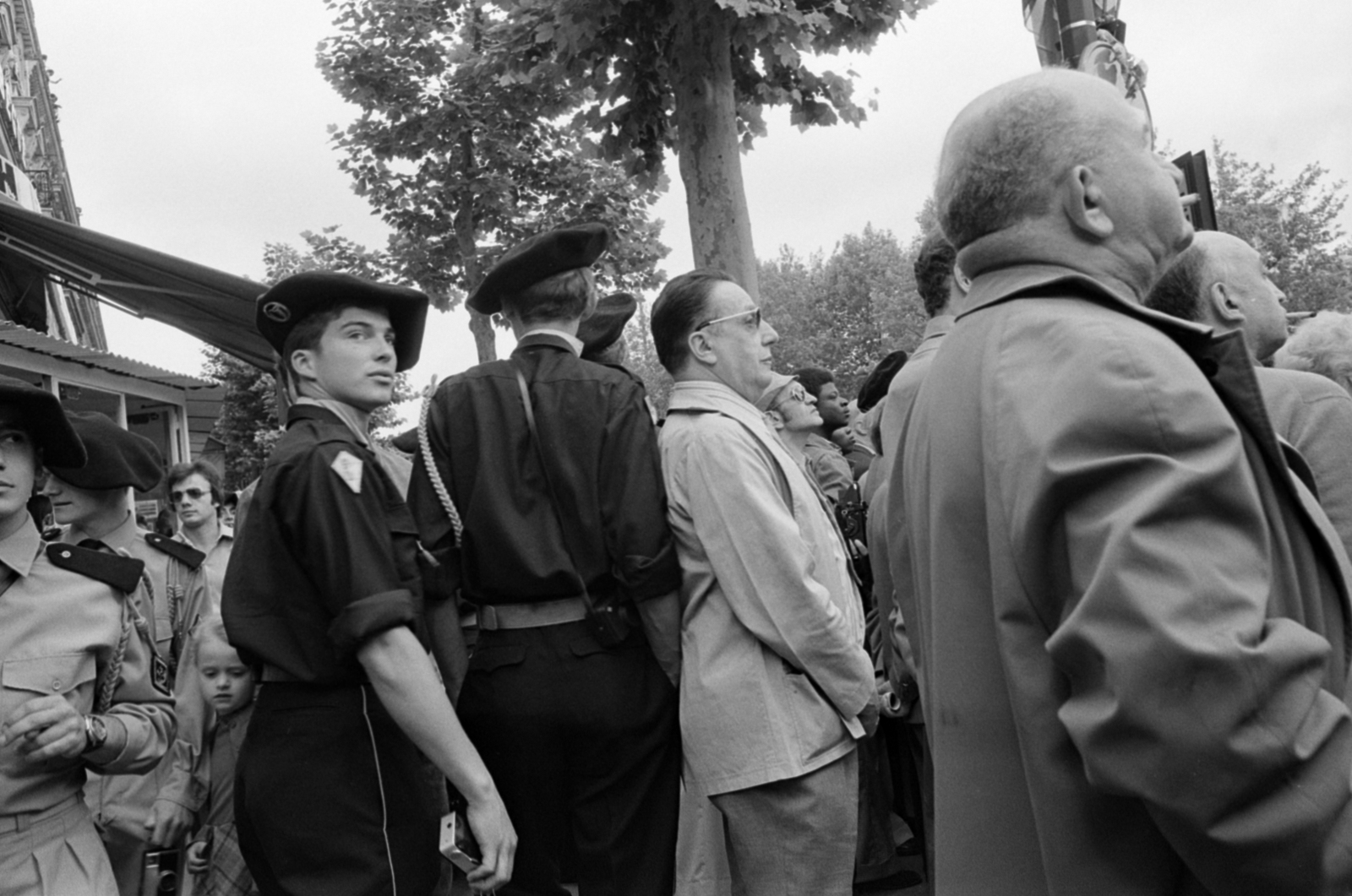 France, Paris, Place de la République, 1977, Vészi Ágnes, beret, looking back, Fortepan #136703