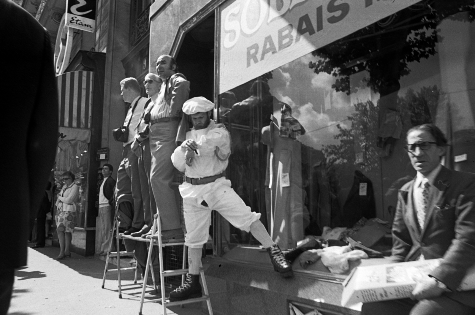 France, Paris, Place de la République., 1977, Vészi Ágnes, beret, periscope, spreading, clever, Fortepan #136706