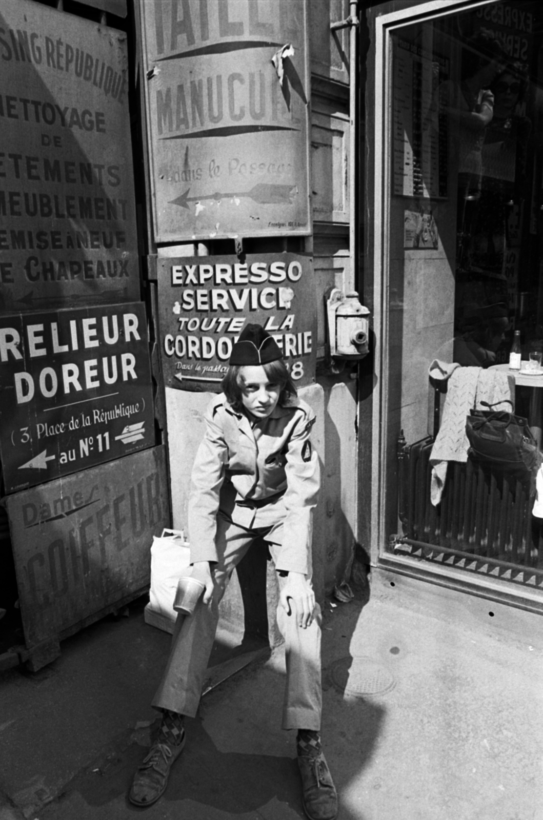France, Paris, Place de la République 3., 1977, Vészi Ágnes, sitting with hands on knees, enamel sign, Fortepan #136710
