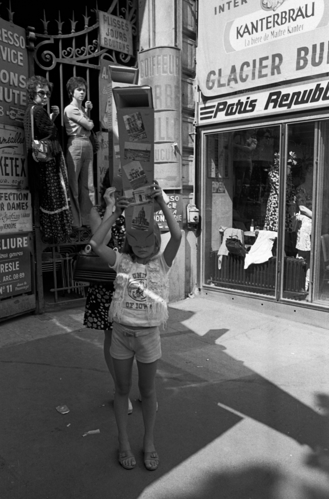 France, Paris, Place de la République 3., 1977, Vészi Ágnes, periscope, peeking, clever, Fortepan #136711