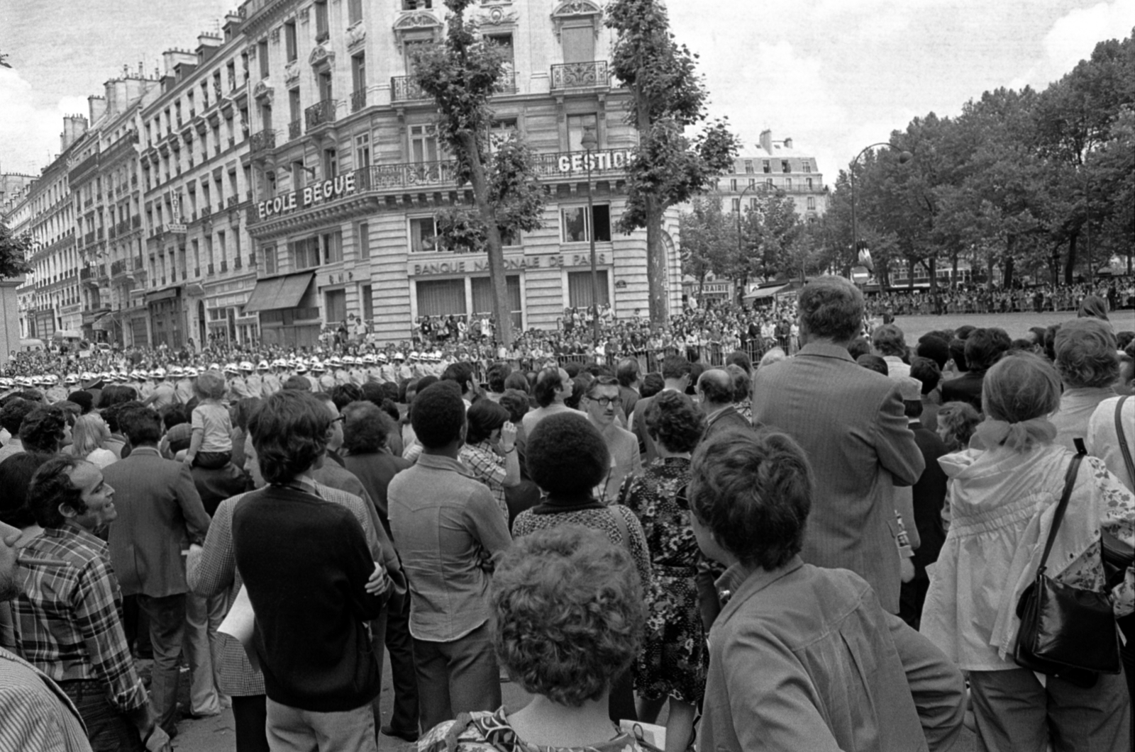 France, Paris, Rue du Temple, jobbra a Place de la République., 1977, Vészi Ágnes, march, barricade, back, Fortepan #136721