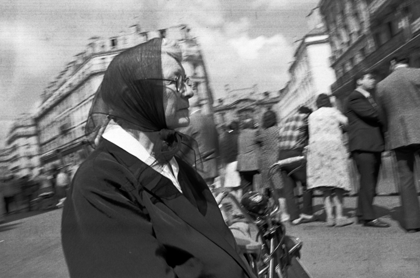 France, Paris, Rue du Turbigo, szemben a Rue Borda., 1977, Vészi Ágnes, headscarf, Fortepan #136722