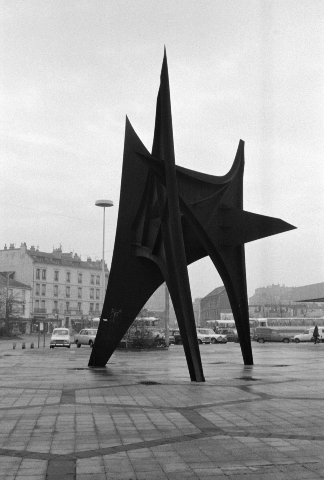 France, Grenoble, Place de la Gare, a Les Trois Pics (A három csúcs) című szobor (Alexander Calder, 1968.)., 1976, Vészi Ágnes, modern art, Fortepan #136730