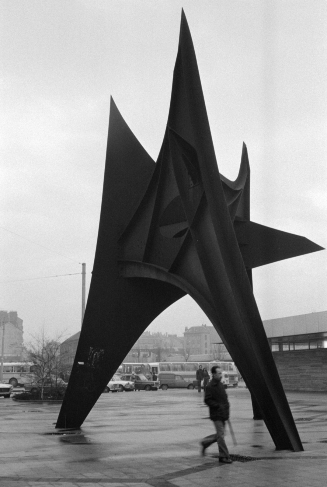 France, Grenoble, Place de la Gare, a Les Trois Pics (A három csúcs) című szobor (Alexander Calder, 1968.)., 1976, Vészi Ágnes, modern art, Fortepan #136731