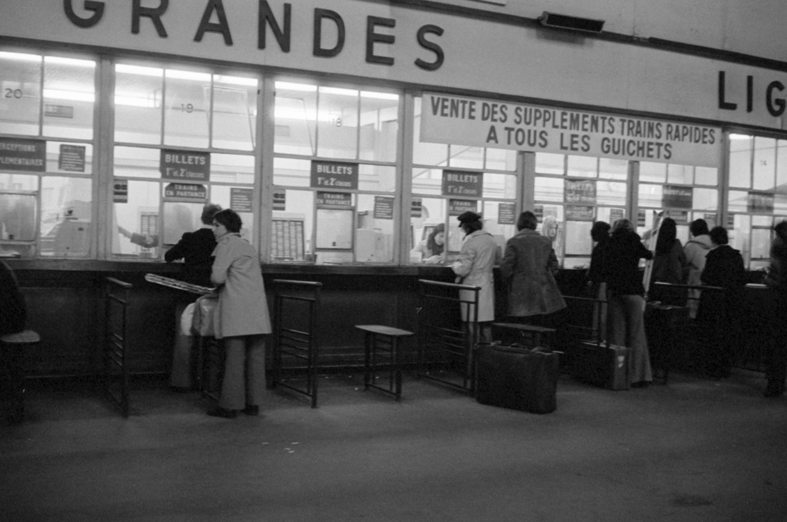 France, Paris, Austerlitz-pályaudvar (Gare de Paris-Austerlitz)., 1976, Vészi Ágnes, suitcase, train station, Fortepan #136735