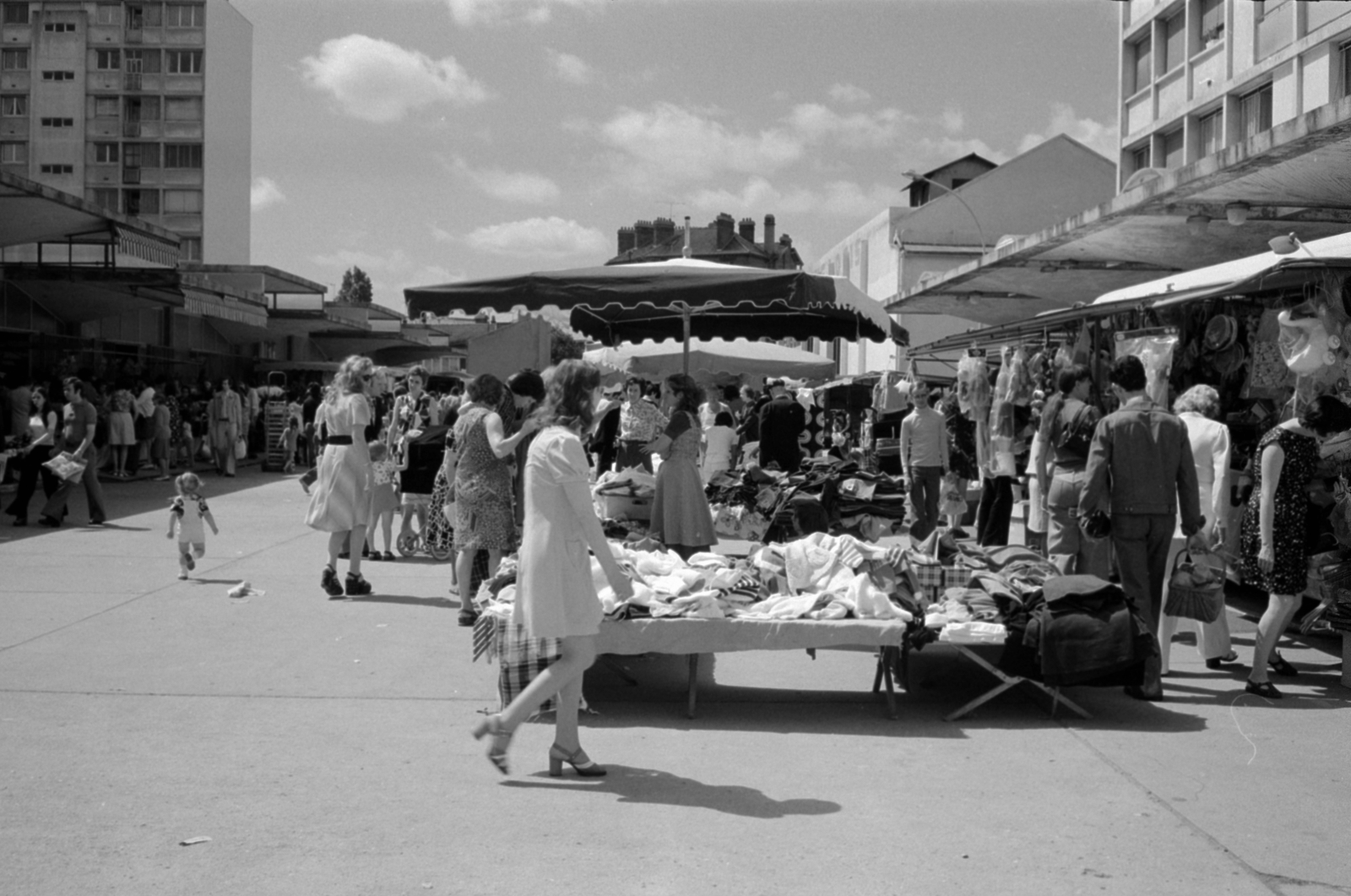 Franciaország, Suresnes, Place de la Halle, a Caron piac a Rue Albert Caron felől a Place Jean Jaurès felé nézve., 1983, Vészi Ágnes, Fortepan #136739