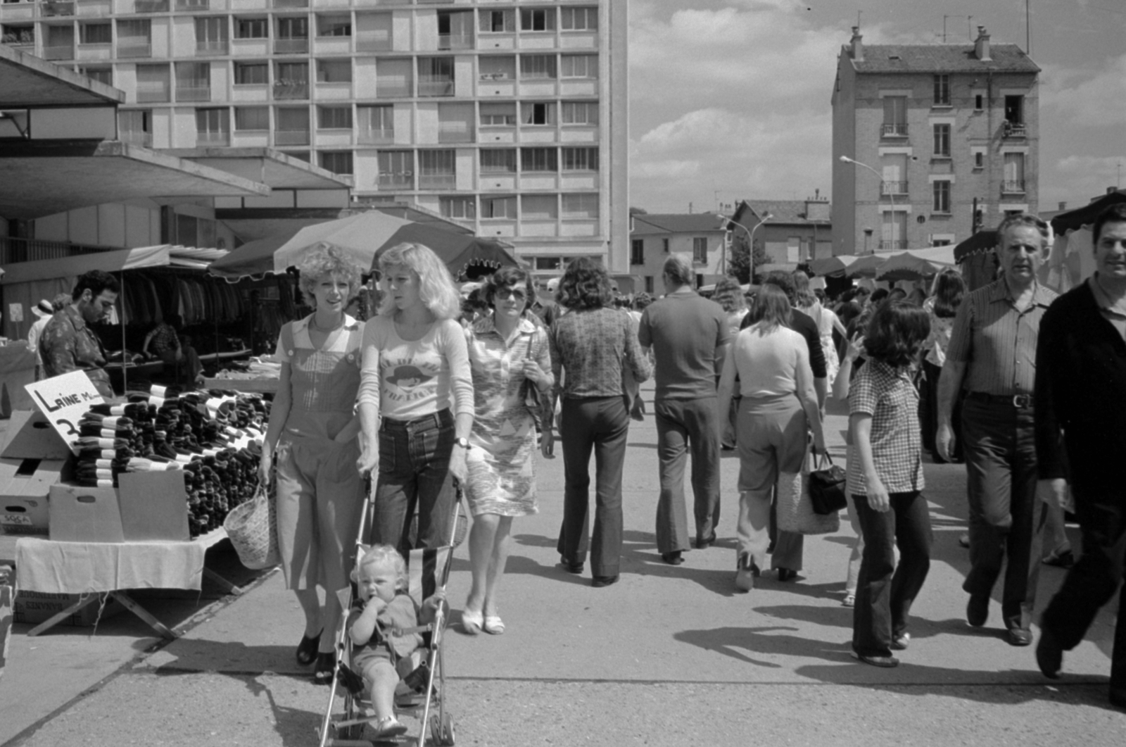 France, Place de la Halle, a Caron piac, jobbra háttérben a Rue Albert Caron 23. hátsó frontja., 1983, Vészi Ágnes, Fortepan #136744