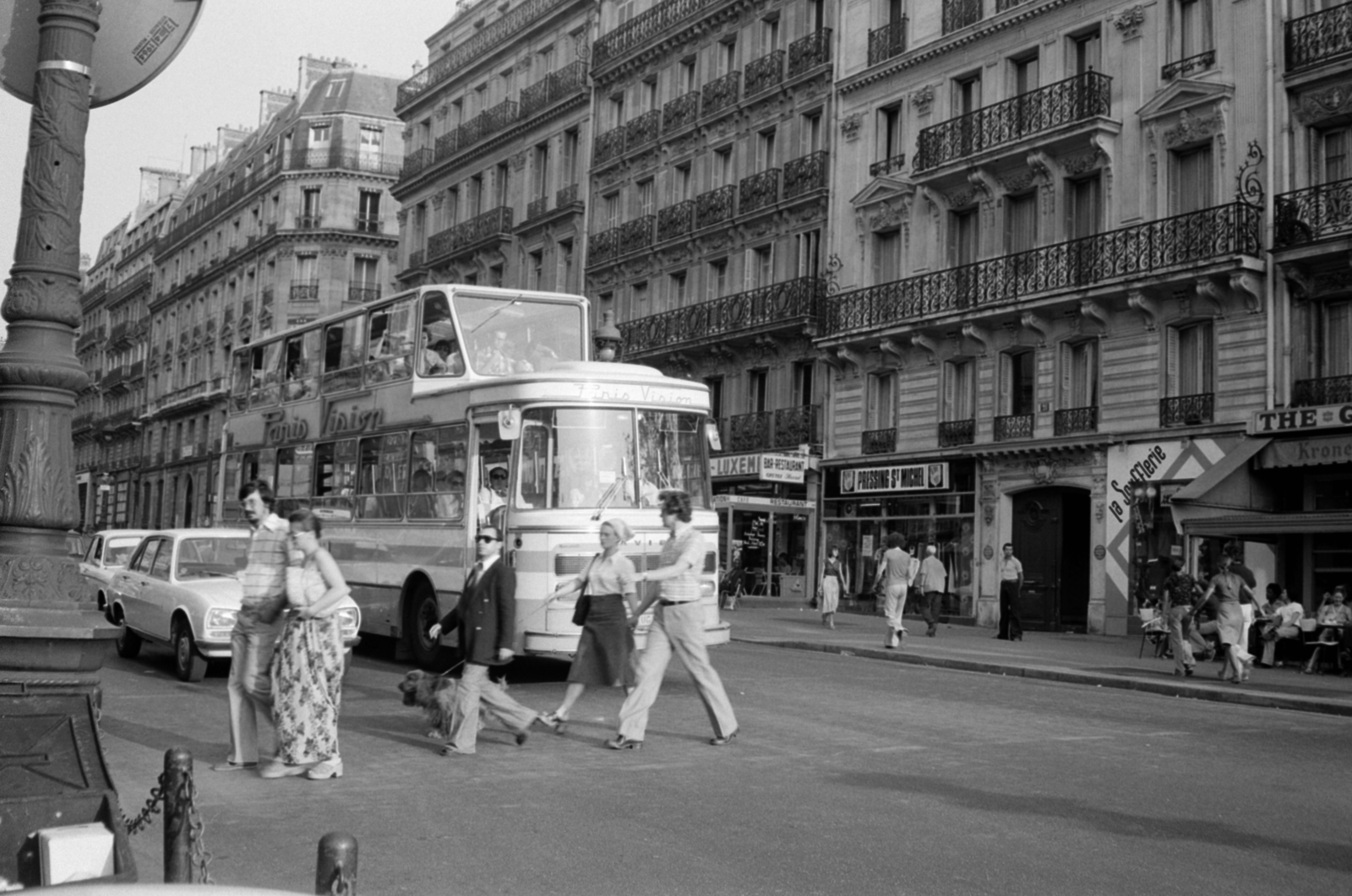 Franciaország, Párizs, Rue Soufflot, az emeletes városnéző busz mögött a Rue le Goff torkolata., 1975, Vészi Ágnes, emeletes autóbusz, városnézés, kutyasétáltatás, Saviem-márka, Saviem S45, Fortepan #136763