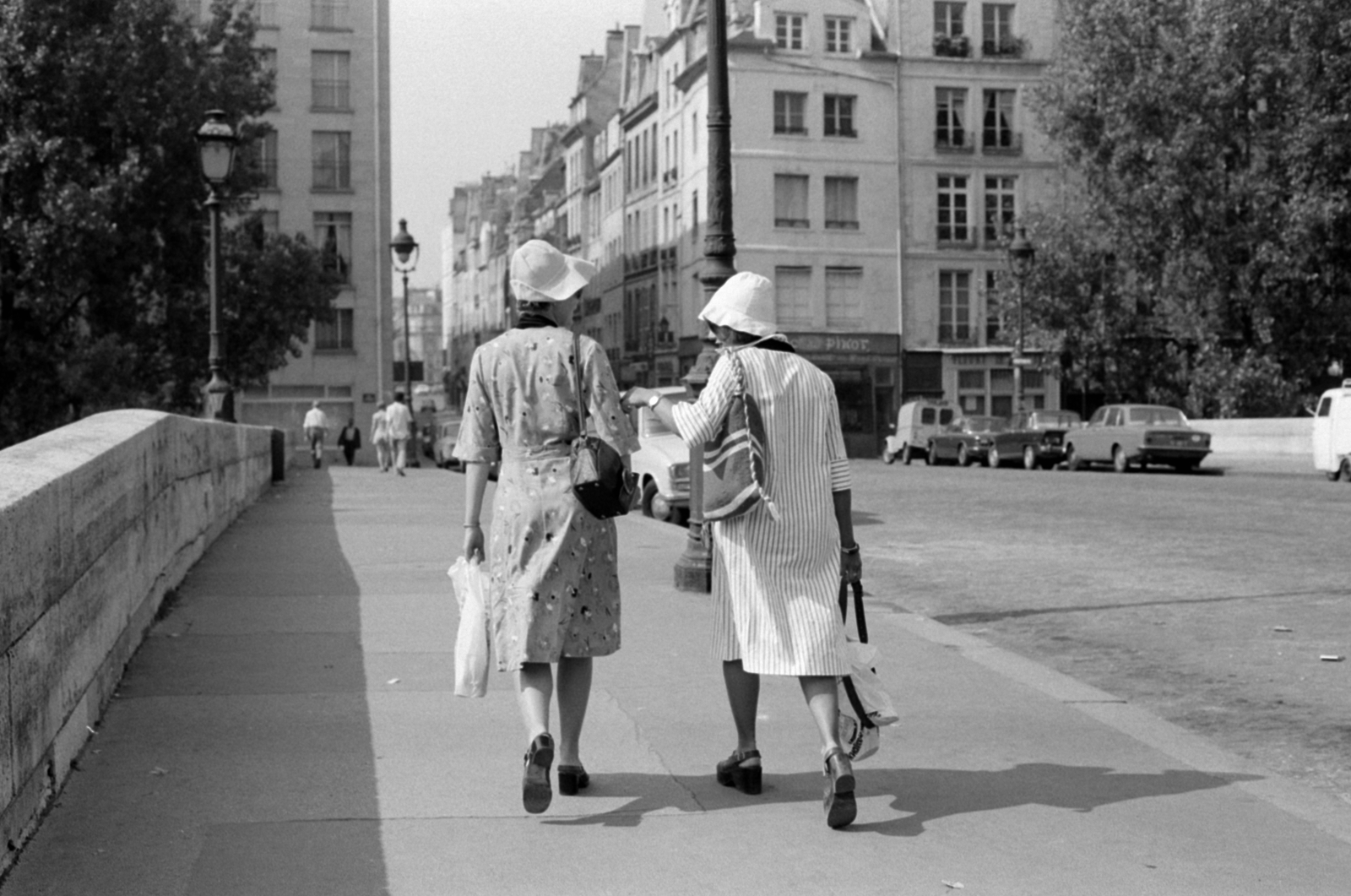 Franciaország, Párizs, Pont Marie a Rue des Nonnains d'Hyères felől a Szent Lajos-sziget felé nézve, szemben a Rue des Deux Ponts., 1975, Vészi Ágnes, kalap, csíkos ruha, Fortepan #136765