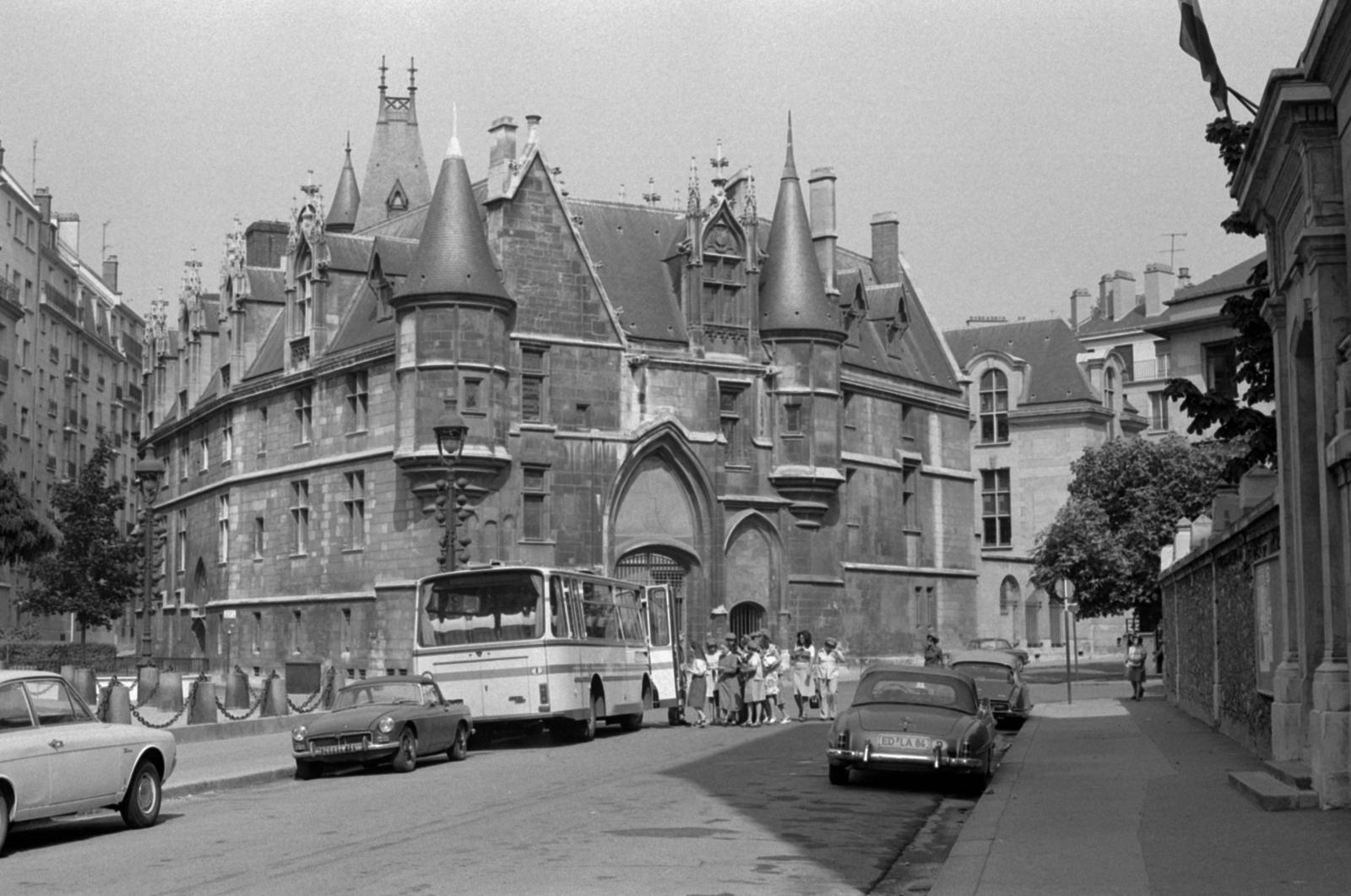 France, Paris, Rue de l'Ave Maria, szemben a Hôtel de Sens., 1975, Vészi Ágnes, bus, public building, gothic, library, pointed arch, Fortepan #136766