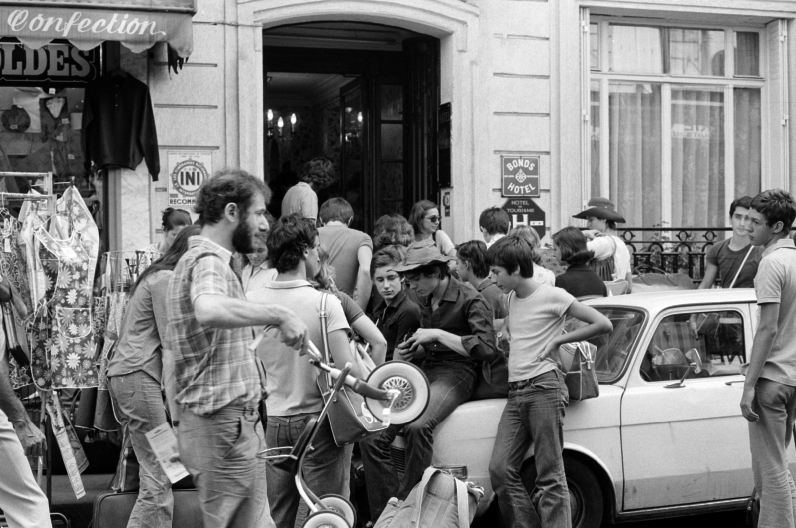 1975, Vészi Ágnes, youth, tricycle, clothing store, sitting on a car, Fortepan #136774