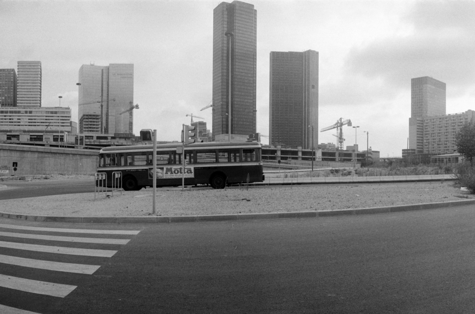Franciaország, Courbevoie,Puteaux, La Défense üzleti központ Párizs elővárosában. Rue Paul Lafargue., 1974, Vészi Ágnes, daru, felhőkarcoló, modern építészet, Motta-márka, gyalogátkelő, Fortepan #136778