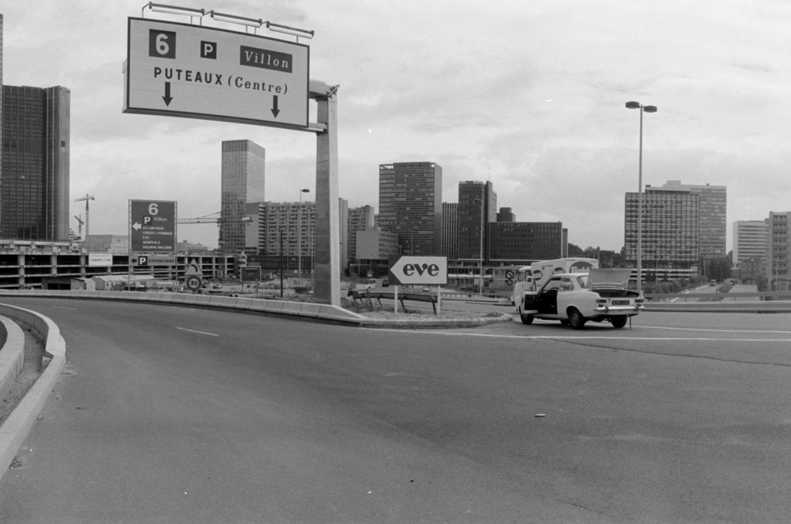 France, La Défense üzleti központ Párizs elővárosában., 1974, Vészi Ágnes, high-rise building, modern architecture, Fortepan #136780