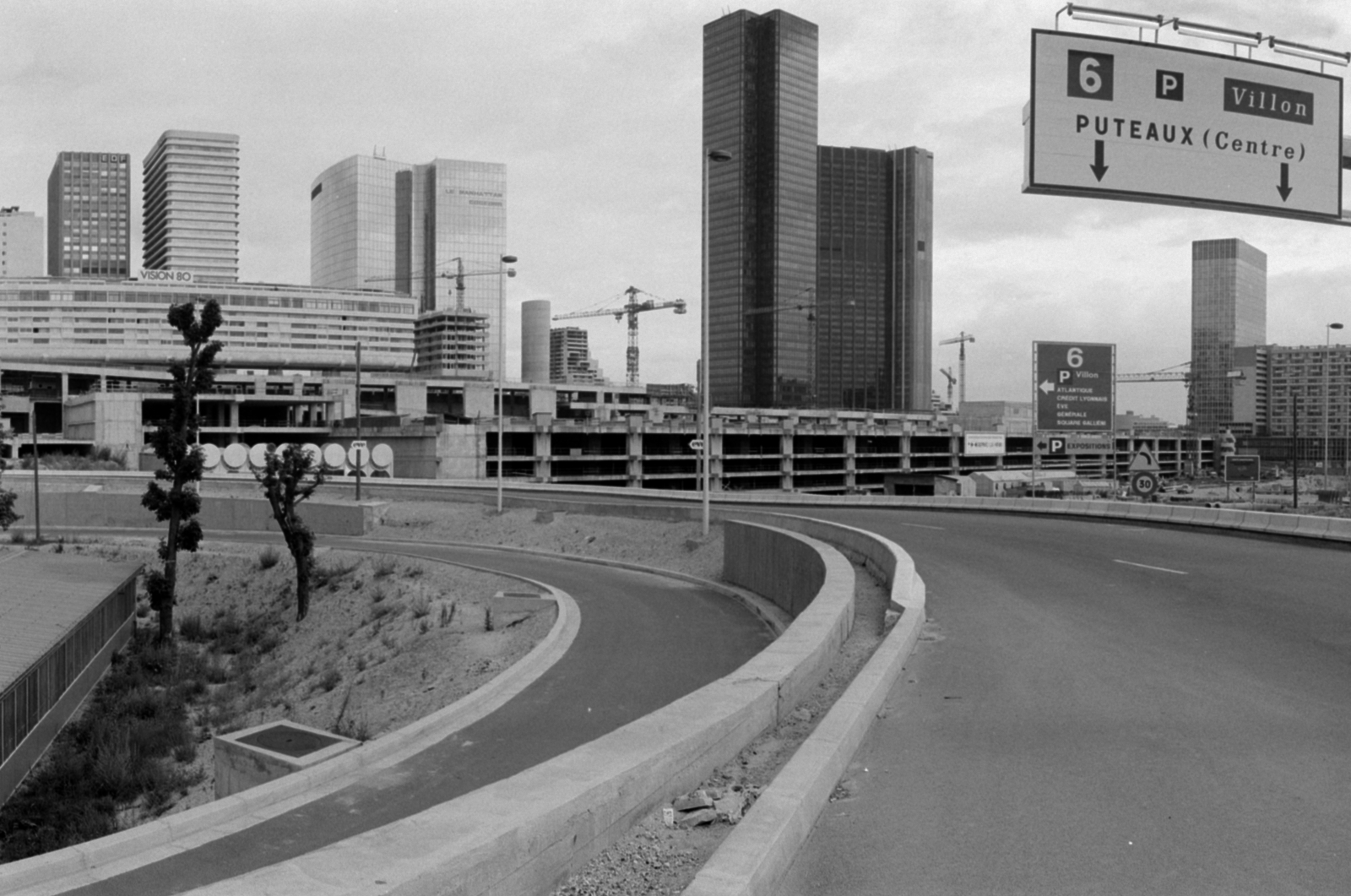 Franciaország, La Défense üzleti központ Párizs elővárosában., 1974, Vészi Ágnes, felhőkarcoló, modern építészet, Fortepan #136781