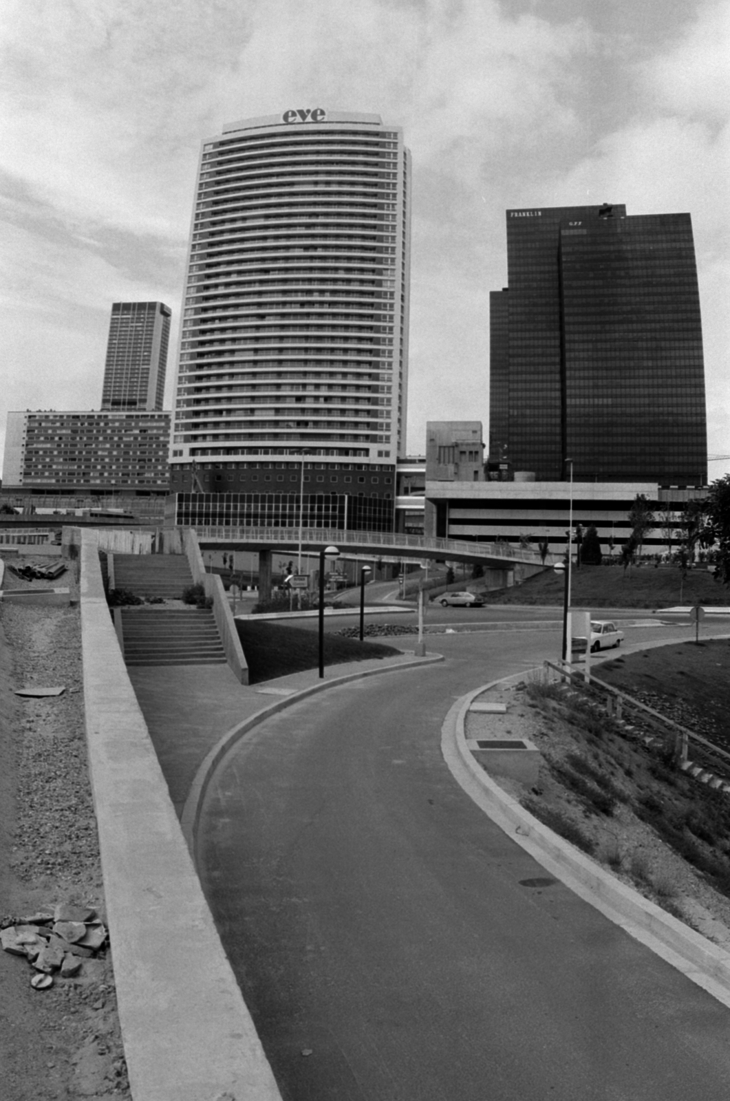 Franciaország, La Défense üzleti központ Párizs elővárosában., 1974, Vészi Ágnes, felhőkarcoló, modern építészet, Fortepan #136782