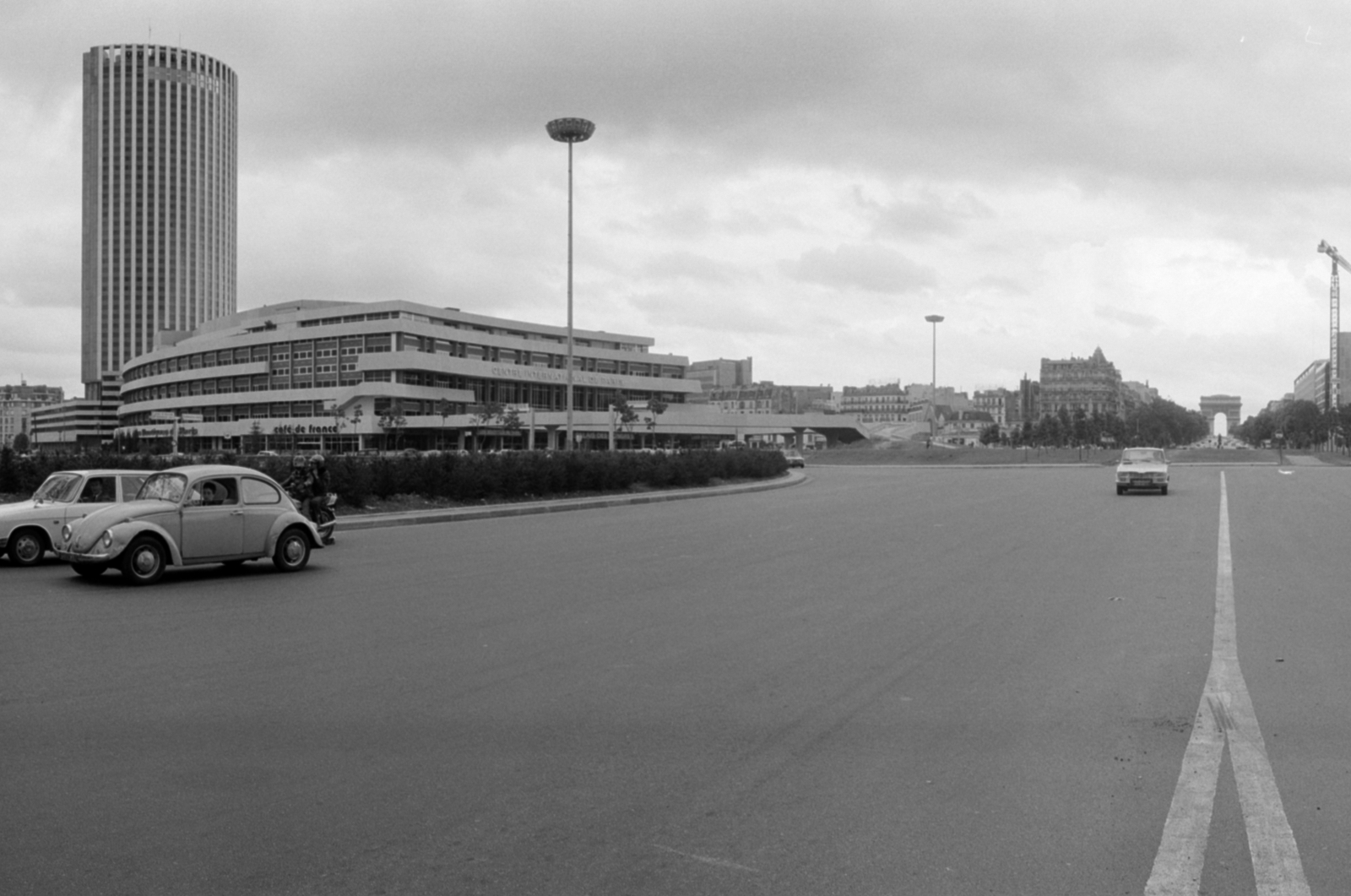 Franciaország, Párizs, Avenue Charles de Gaulle, távolban a Diadalív., 1983, Vészi Ágnes, felhőkarcoló, Fortepan #136787