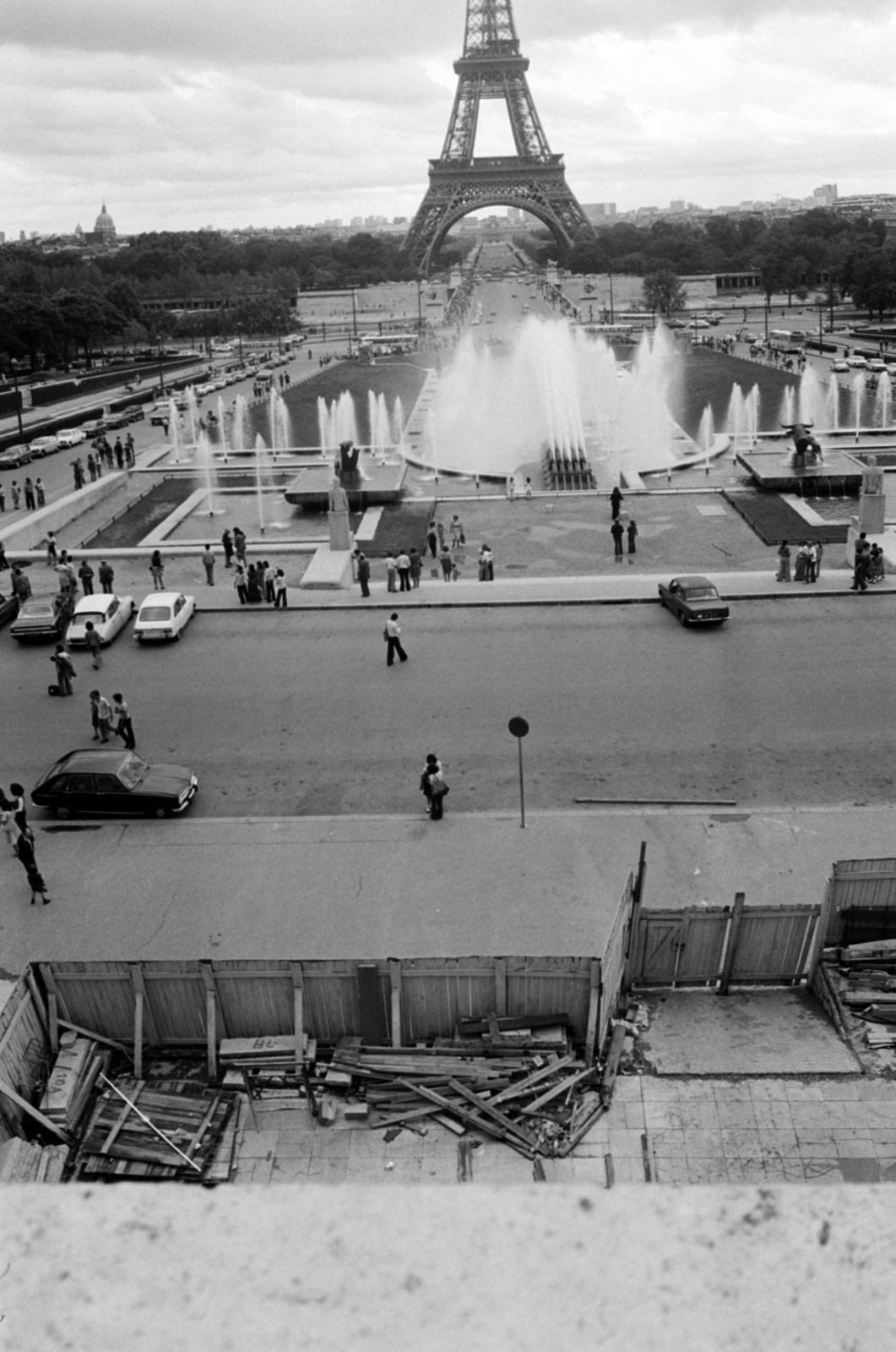 Franciaország, Párizs, a Trocadéro-kert részlete, szemben a Jéna híd a Szajnán és az Eiffel-torony., 1979, Vészi Ágnes, építkezés, torony, Gustave Eiffel-terv, Fortepan #136788