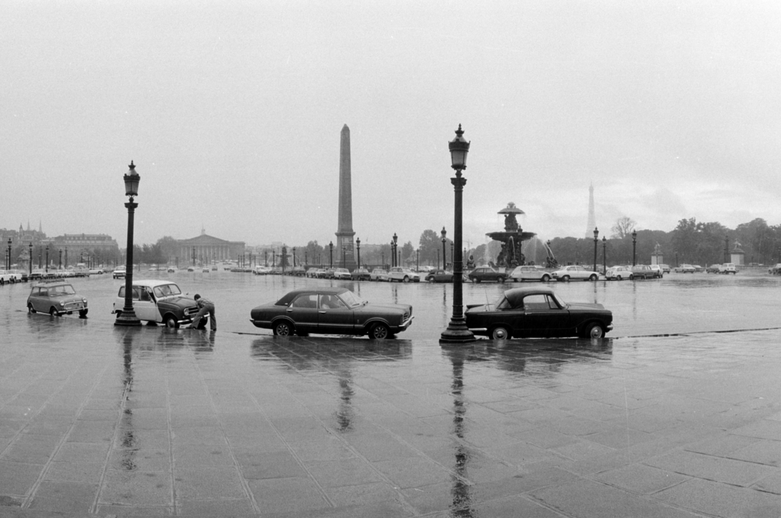 France, Paris, Place de la Concorde az obeliszkkel., 1979, Vészi Ágnes, fountain, Obelisk, rain, Jacques Ignace Hittorff-design, Fortepan #136789
