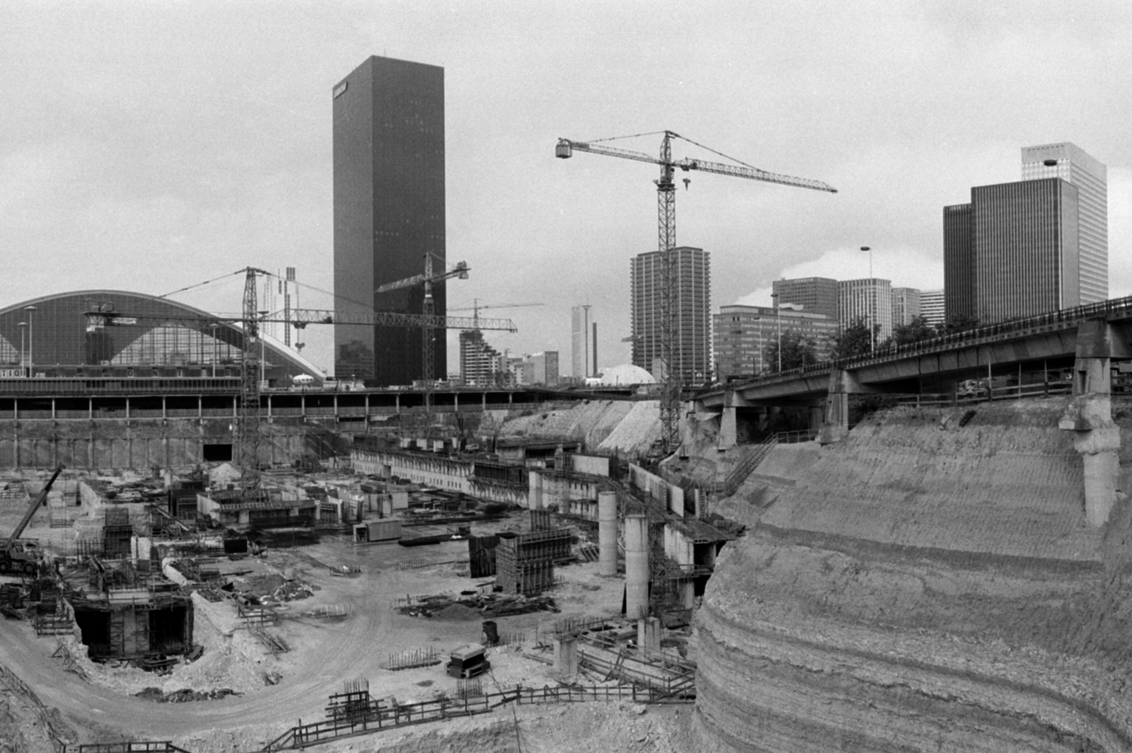 Franciaország, Courbevoie,Puteaux, La Défense üzleti központ Párizs elővárosában. Munkagödör az Avenue du Général de Gaulle mellett, 1974, Vészi Ágnes, építkezés, felhőkarcoló, modern építészet, Robert Camelot-terv, Jean de Mailly-terv, Bernard Zehrfuss-terv, Nicolas Esquillan-terv, Jean Prouvé-terv, hiperbolikus héj, Fortepan #136792