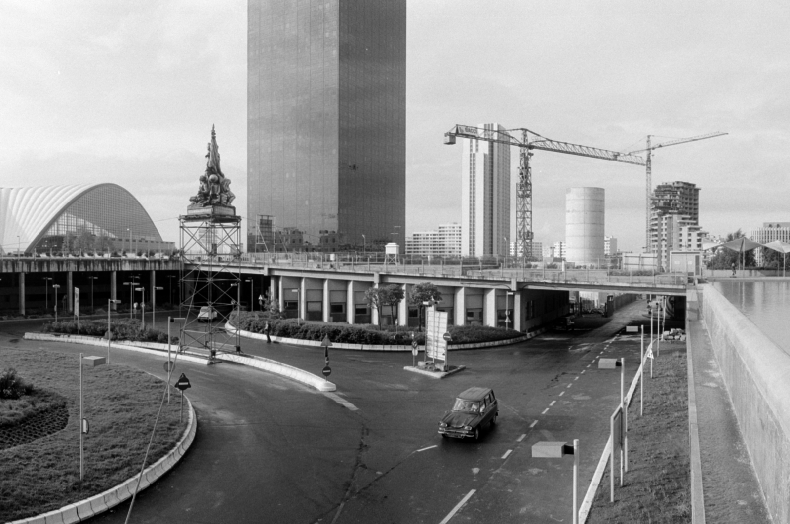 Franciaország, La Défense üzleti központ Párizs elővárosában., 1974, Vészi Ágnes, építkezés, felhőkarcoló, modern építészet, Robert Camelot-terv, Jean de Mailly-terv, Bernard Zehrfuss-terv, Nicolas Esquillan-terv, Jean Prouvé-terv, hiperbolikus héj, Fortepan #136794