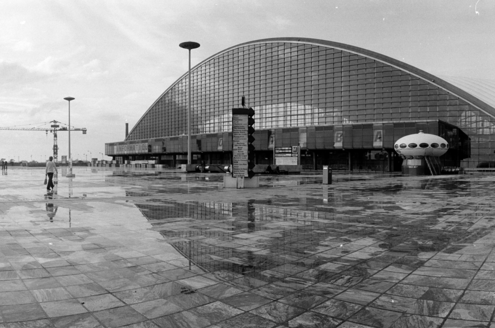 Franciaország, Puteaux, La Défense üzleti központ Párizs elővárosában, a CNIT épülete., 1974, Vészi Ágnes, modern építészet, Robert Camelot-terv, Jean de Mailly-terv, Bernard Zehrfuss-terv, Nicolas Esquillan-terv, Jean Prouvé-terv, hiperbolikus héj, Fortepan #136795