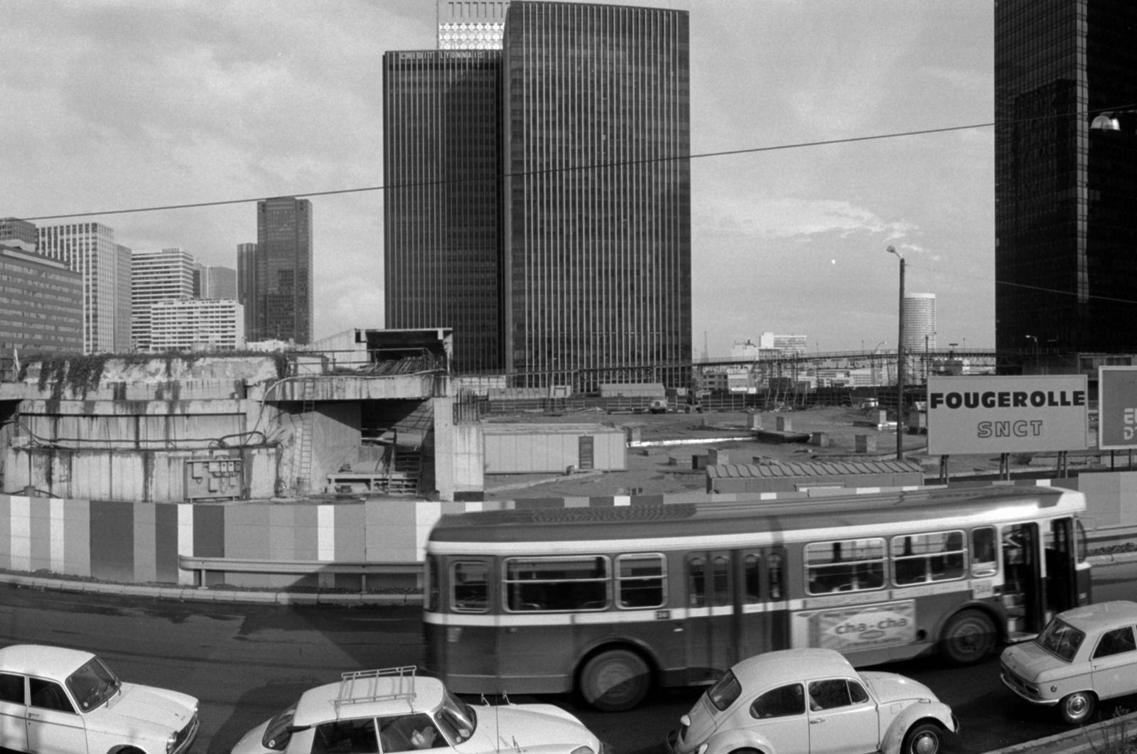 Franciaország, Puteaux, La Défense üzleti központ Párizs elővárosában. Az Avenue du Général de Gaulle a Place de la Défense-nál, 1974, Vészi Ágnes, közlekedés, felhőkarcoló, Fortepan #136797