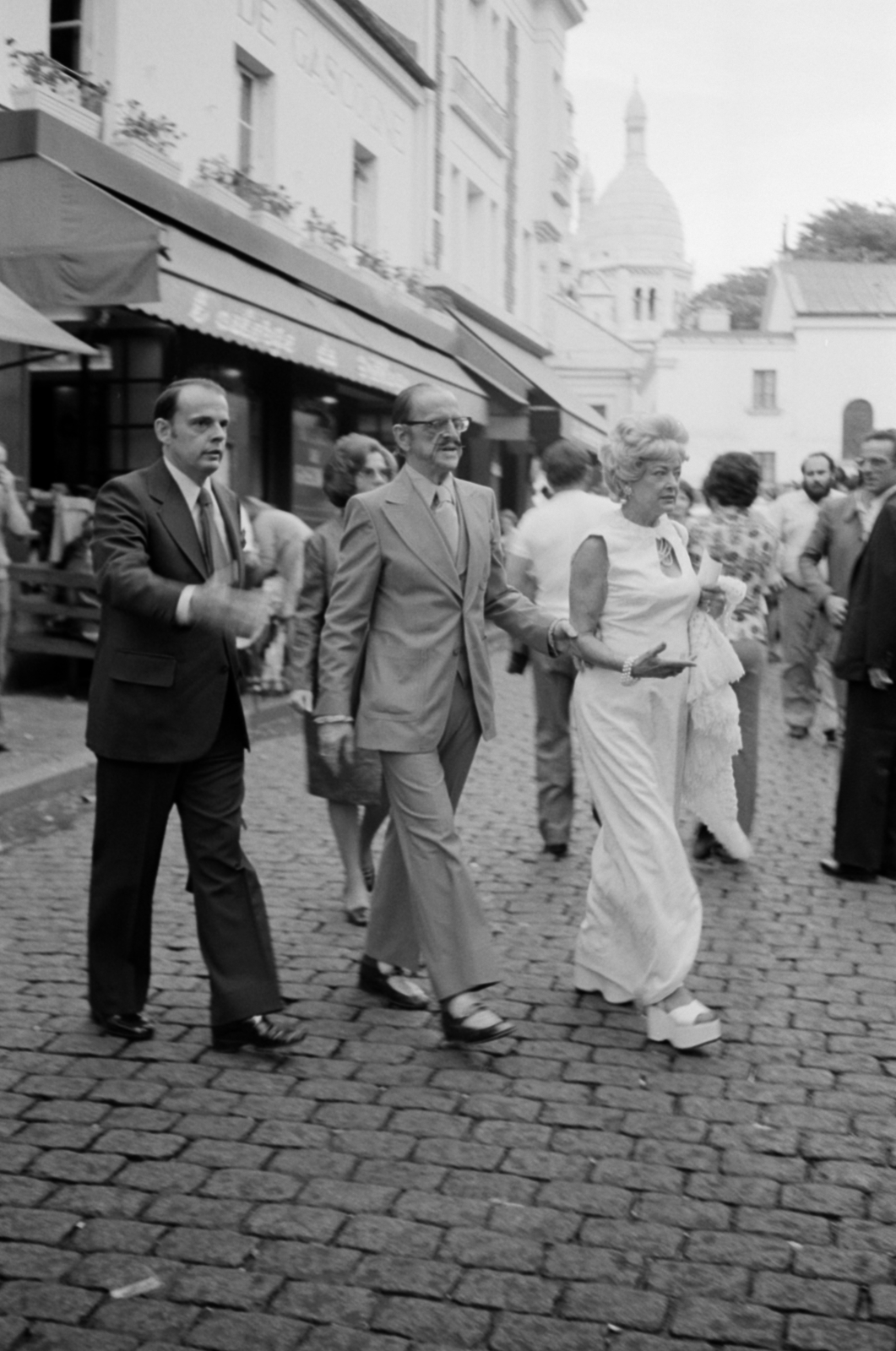 France, Paris, Place du Tertre, háttérben a Sacré Coeur-bazilika. Középen Daniel Flood amerikai ügyvéd és politikus., 1983, Vészi Ágnes, Fortepan #136801