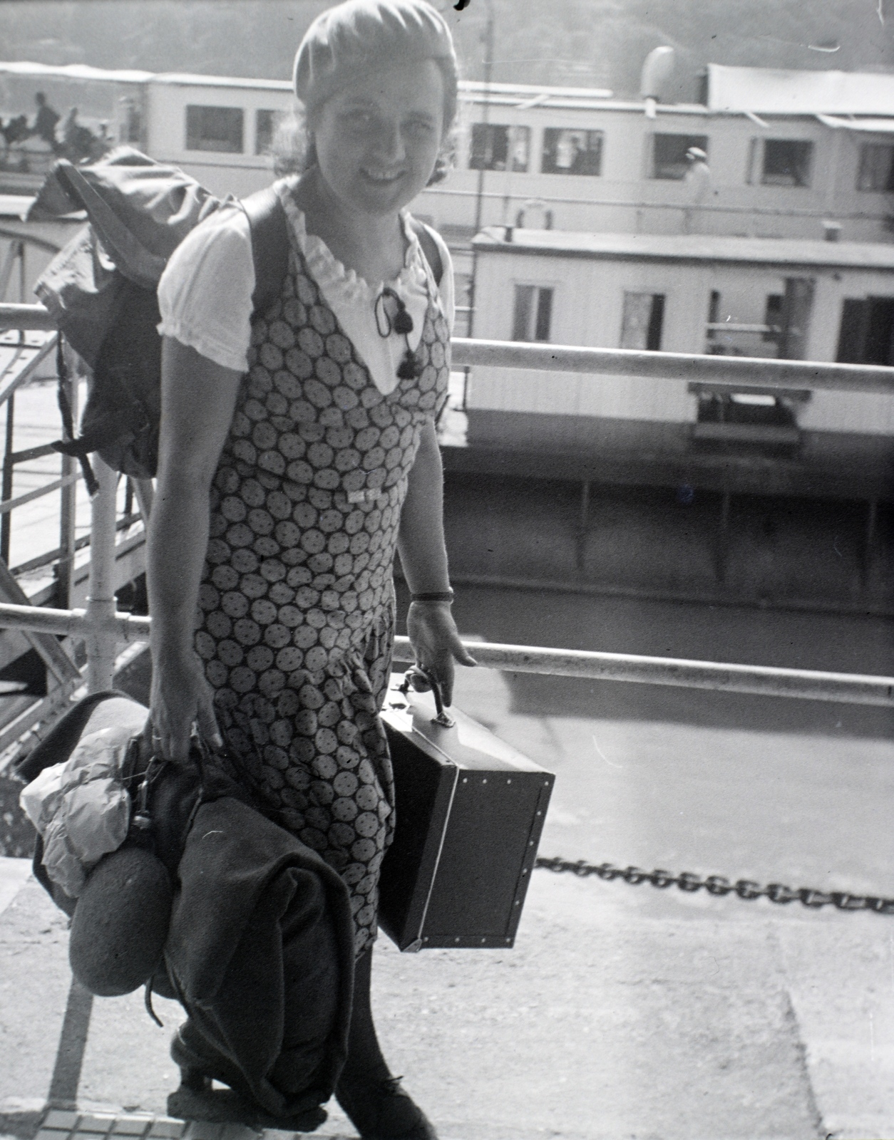 Hungary, Budapest V., Belgrád (Ferenc József) rakpart, nemzetközi hajóállomás., 1935, Vészi Ágnes, suitcase, beret, Budapest, Fortepan #136816