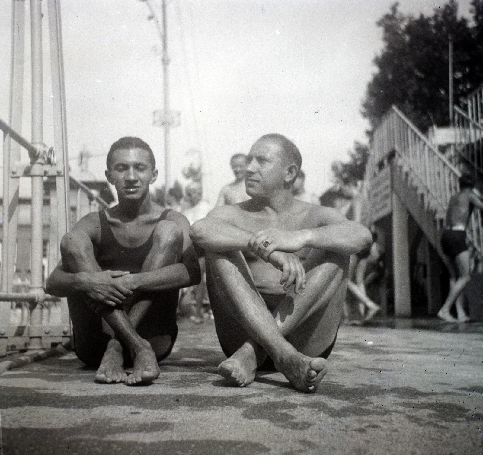 Magyarország, Budapest II., Császár uszoda, a felvétel a versenymedence mellett készült, balra Vészi Endre költő, író., 1938, Vészi Ágnes, Budapest, ülés keresztbe tett lábakkal, Fortepan #136820