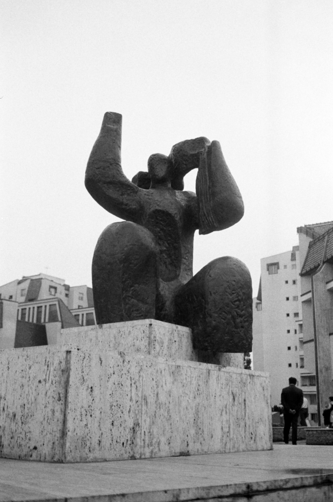 Romania,Transylvania, Târgu Mureș, Színház tér (Piata Teatrului), a Zene, Tánc, Költészet, Ünnep című kompozícióból (Zagyva László, 1973.) az Ünnep című szobor., 1983, Vészi Ágnes, sculpture, Fortepan #136830