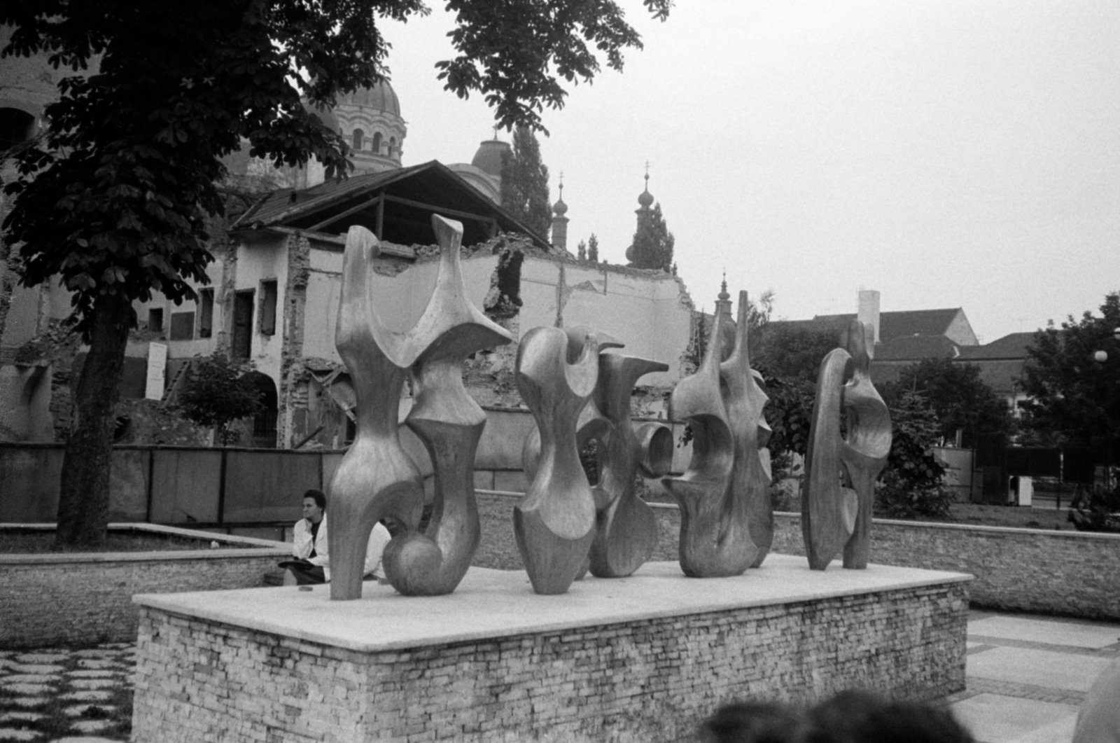 Romania,Transylvania, Târgu Mureș, Színház tér (Piata Teatrului), Térkompozíció (Kulcsár Béla, 1974.)., 1983, Vészi Ágnes, sculpture, dance, modern art, public art, Fortepan #136831