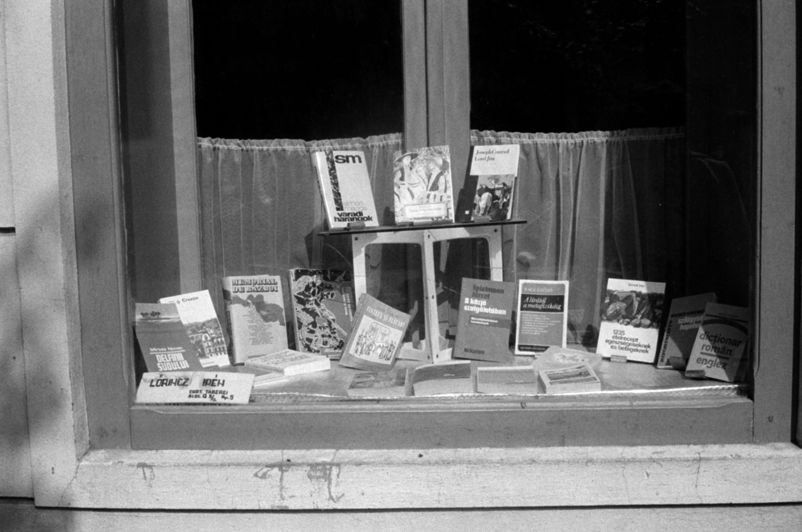 Romania,Transylvania, 1983, Vészi Ágnes, Show window, book store, Fortepan #136832