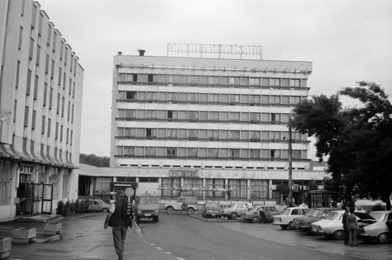 Románia,Erdély, Székelyudvarhely, Városháza (eredetileg Batthyány, ekkor Augusztus 23) tér 16., Hotel Küküllõ., 1983, Vészi Ágnes, Fortepan #136834