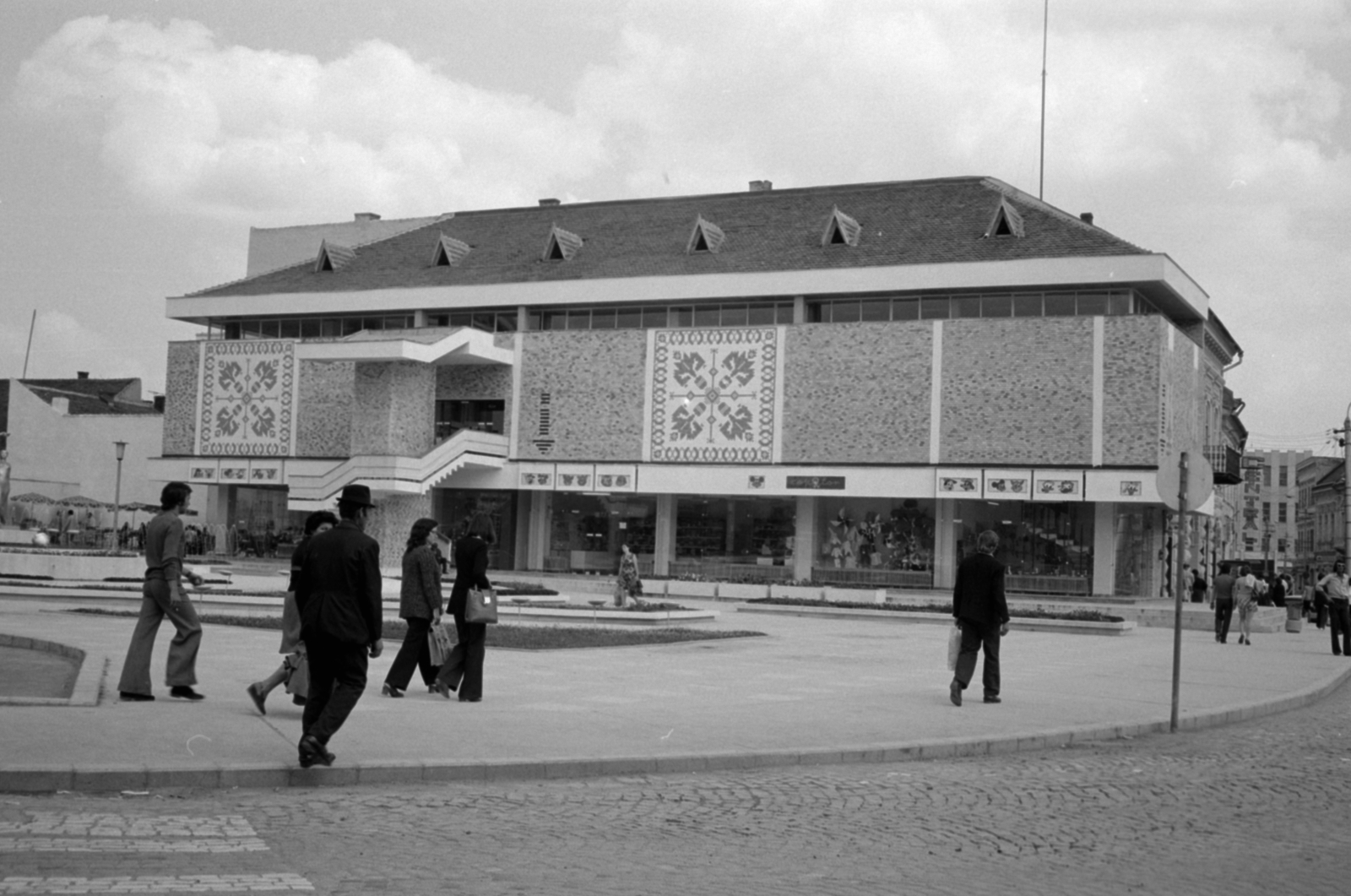 Románia,Erdély, Sepsiszentgyörgy, az Új Galéria (eredetileg áruház, ma a Kovászna megyei Kataszteri és Telekkönyvi Hivatal) a Szabadság tér felől nézve, balra a Kossuth Lajos utca, jobbra a Strada 1 Decembrie 1918., 1983, Vészi Ágnes, Fortepan #136835