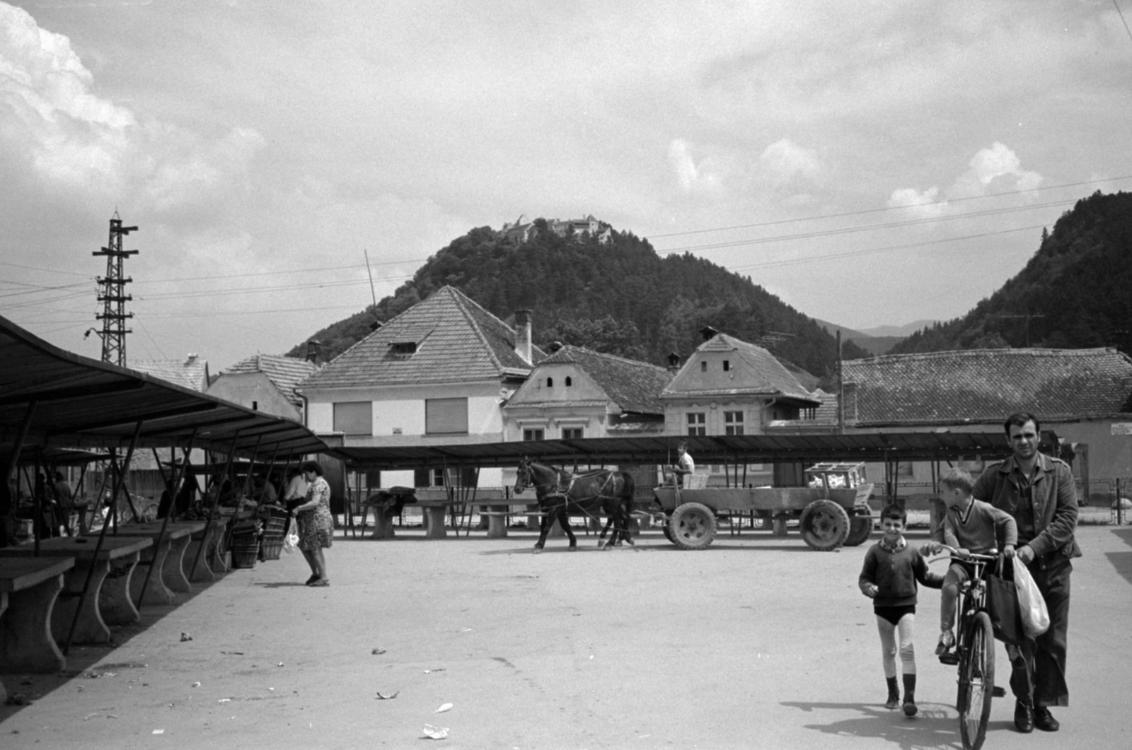 Romania,Transylvania, Râșnov, Piața Industriei, háttérben a vár., 1983, Vészi Ágnes, Horse-drawn carriage, Fortepan #136836