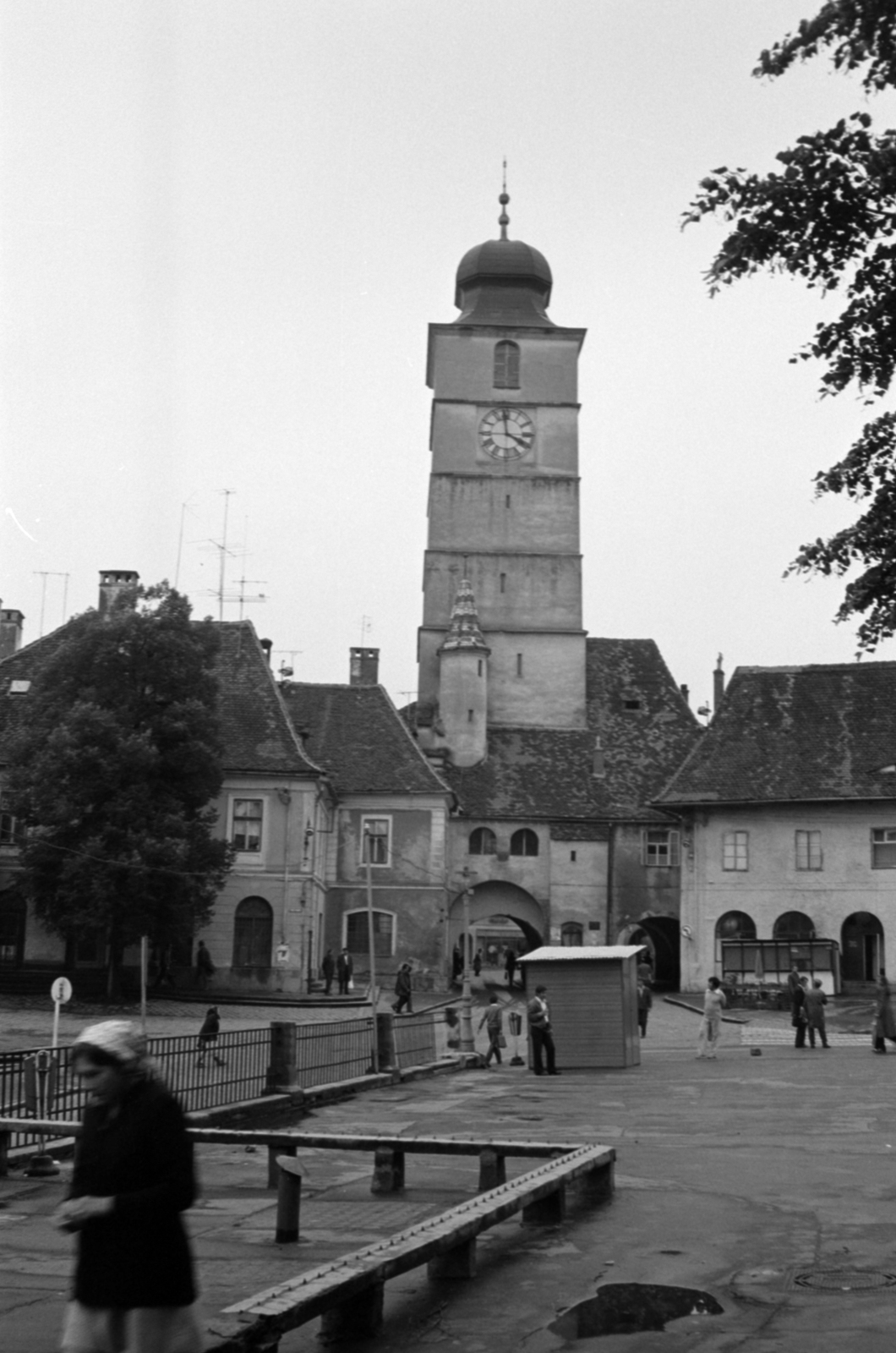 Romania,Transylvania, Sibiu, Piața Mică, kilátás a Hazugok hídja felől a Tanácstorony felé., 1983, Vészi Ágnes, Fortepan #136843