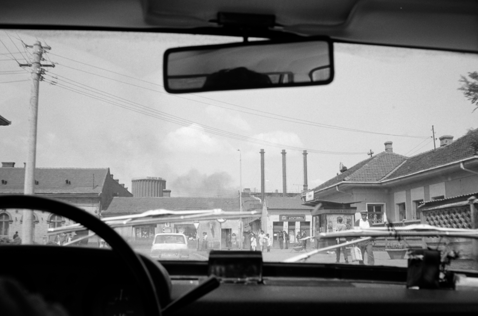Romania,Transylvania, Hunedoara, Strada Revoluției a Strada Libertăţii felé nézve, háttérben a Vasgyár., 1983, Vészi Ágnes, rear-view mirror, steering wheel, vehicle interior, Fortepan #136846