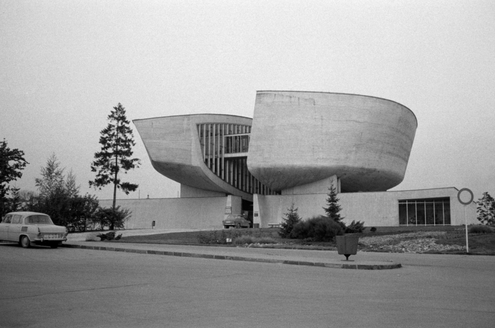 Slovakia, Banská Bystrica, a Szlovák Nemzeti Felkelés múzeuma., 1983, Vészi Ágnes, Czechoslovakia, monument, museum, Dušan Kuzma-design, Fortepan #136857