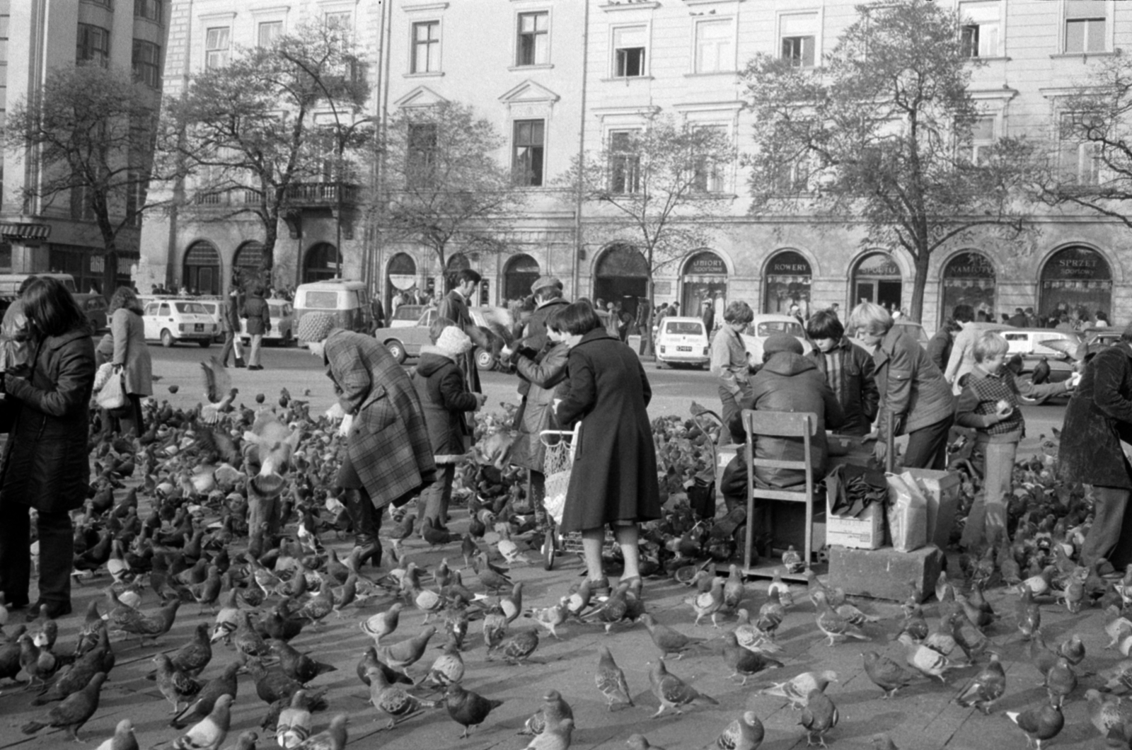 Lengyelország, Krakkó, Rynek Glówny, a város főtere, szemben balra az ulica Świętego Jana torkolata., 1983, Vészi Ágnes, madáretetés, Fortepan #136863