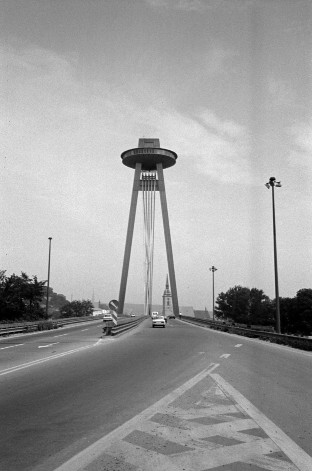 Slovakia, Bratislava, Új híd, háttérben a Szent Márton koronázó templom., 1983, Vészi Ágnes, Czechoslovakia, bridge, Duna-bridge, cable-stayed bridge, Jozef Lacko-design, Ladislav Kušnír-design, Ivan Slameň-design, Arpád Tesár-design, Jozef Zvara-design, Fortepan #136870