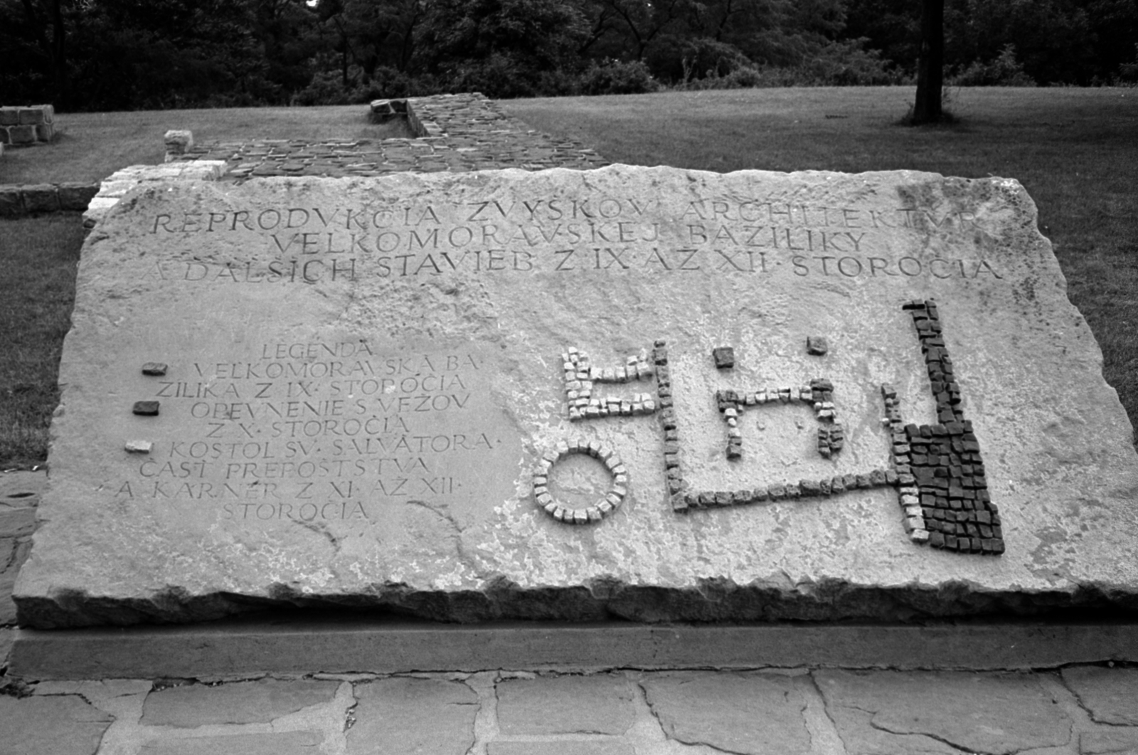 Slovakia, Bratislava, emléktábla a nagymorva bazilika rekonstruált romjainál a várban., 1983, Vészi Ágnes, Czechoslovakia, Fortepan #136871