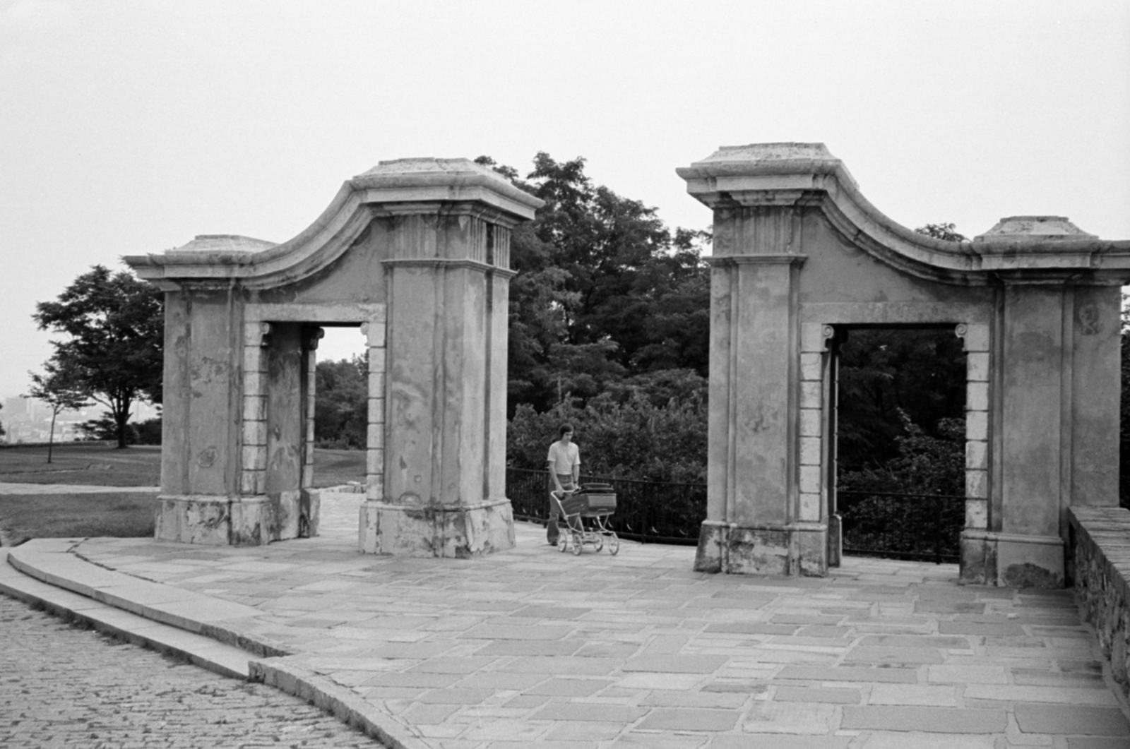 Slovakia, Bratislava, a keleti, Corvin kapu a várban., 1983, Vészi Ágnes, Czechoslovakia, gate, Baroque-style, Franz Anton Hillebrandt-design, Fortepan #136872
