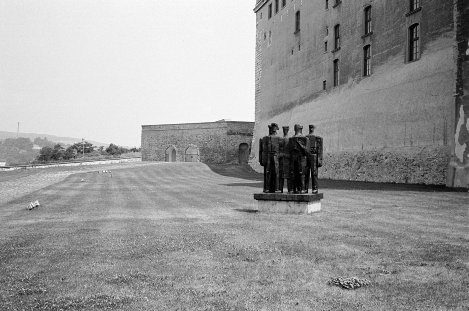 Slovakia, Bratislava, Vladimír Môťovský szobrászművész Súdržnosť (Összetartás) című 1968-ban felavatott alkotása a vár nyugati oldalánál., 1983, Vészi Ágnes, Czechoslovakia, sculptural group, Fortepan #136873