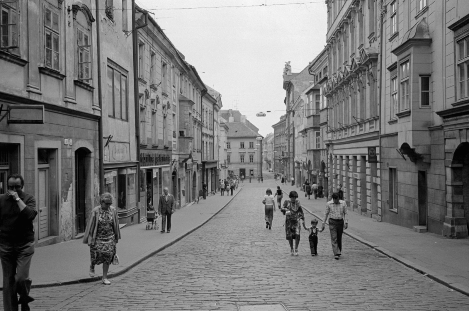 Slovakia, Bratislava, Mihály utca (Michalská ulica) a Mihály-kaputól a Deák utca (Sedlárska ulica) felé nézve., 1983, Vészi Ágnes, Czechoslovakia, hold hands, Fortepan #136875