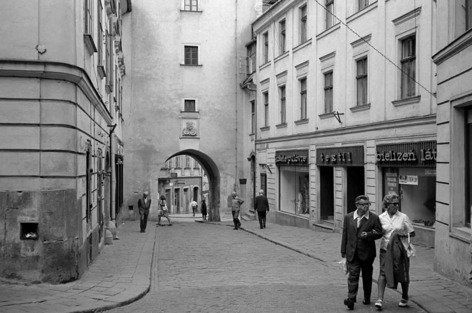 Slovakia, Bratislava, Mihály-kapu., 1983, Vészi Ágnes, Czechoslovakia, City gate, hold upper arms, Fortepan #136877