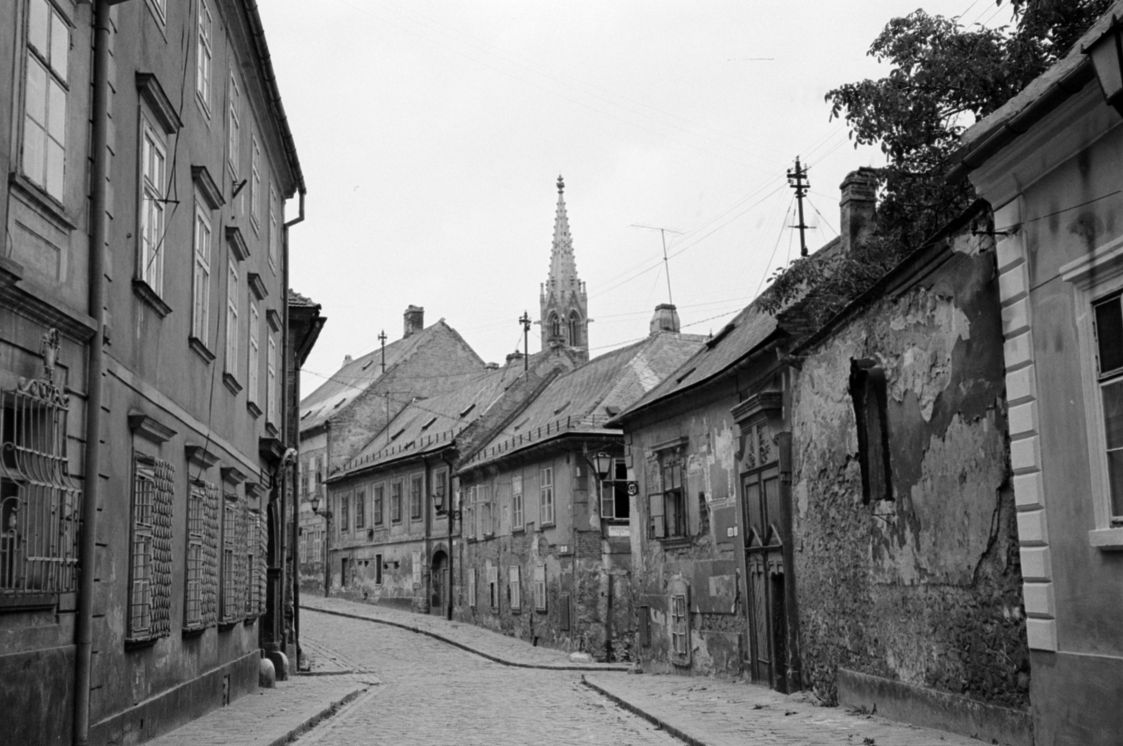 Slovakia, Bratislava, Káptalan utca (Kapitulská), háttérben a Klarisszák templomának tornya., 1983, Vészi Ágnes, Czechoslovakia, Fortepan #136879